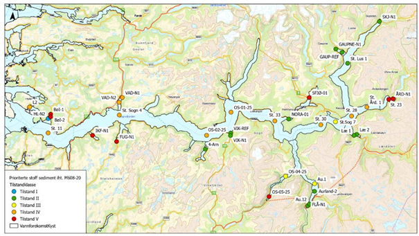 kart med fjord og gule, gørne og raude prikkar 