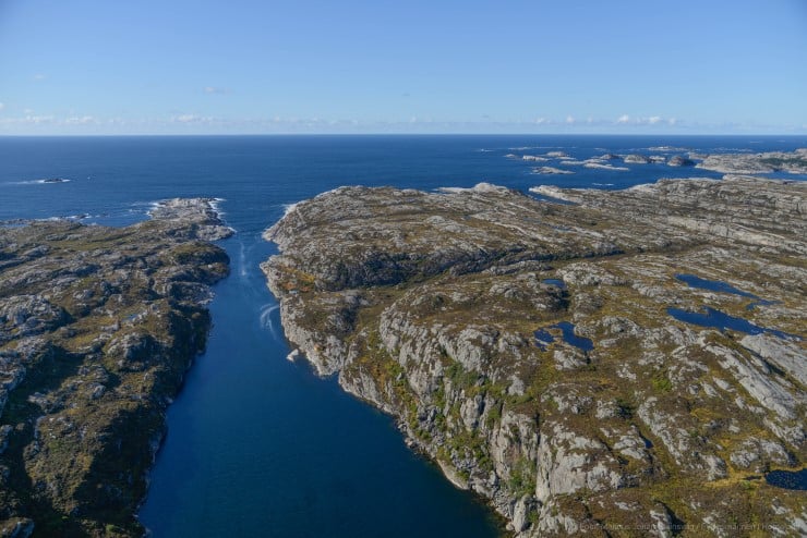 eit kystlandskap sett frå droneperspektiv