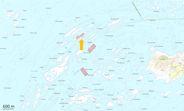 Kartutsnitt fra Fiskeridirektoratets kartløsning viser hvor den landbaserte lokalitet Verholmen (pil) er omsøkt etablert, drøye 3,7 km vest/nordvest for Bolga.
