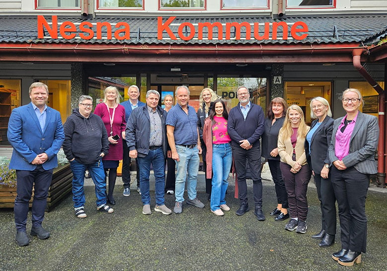 Deltakere fra Statsfovalteren og Nesna kommune på dialogmøte med Nesna kommune 24 september, oppstilt foran inngen til kommunehuset i Nesna kommune