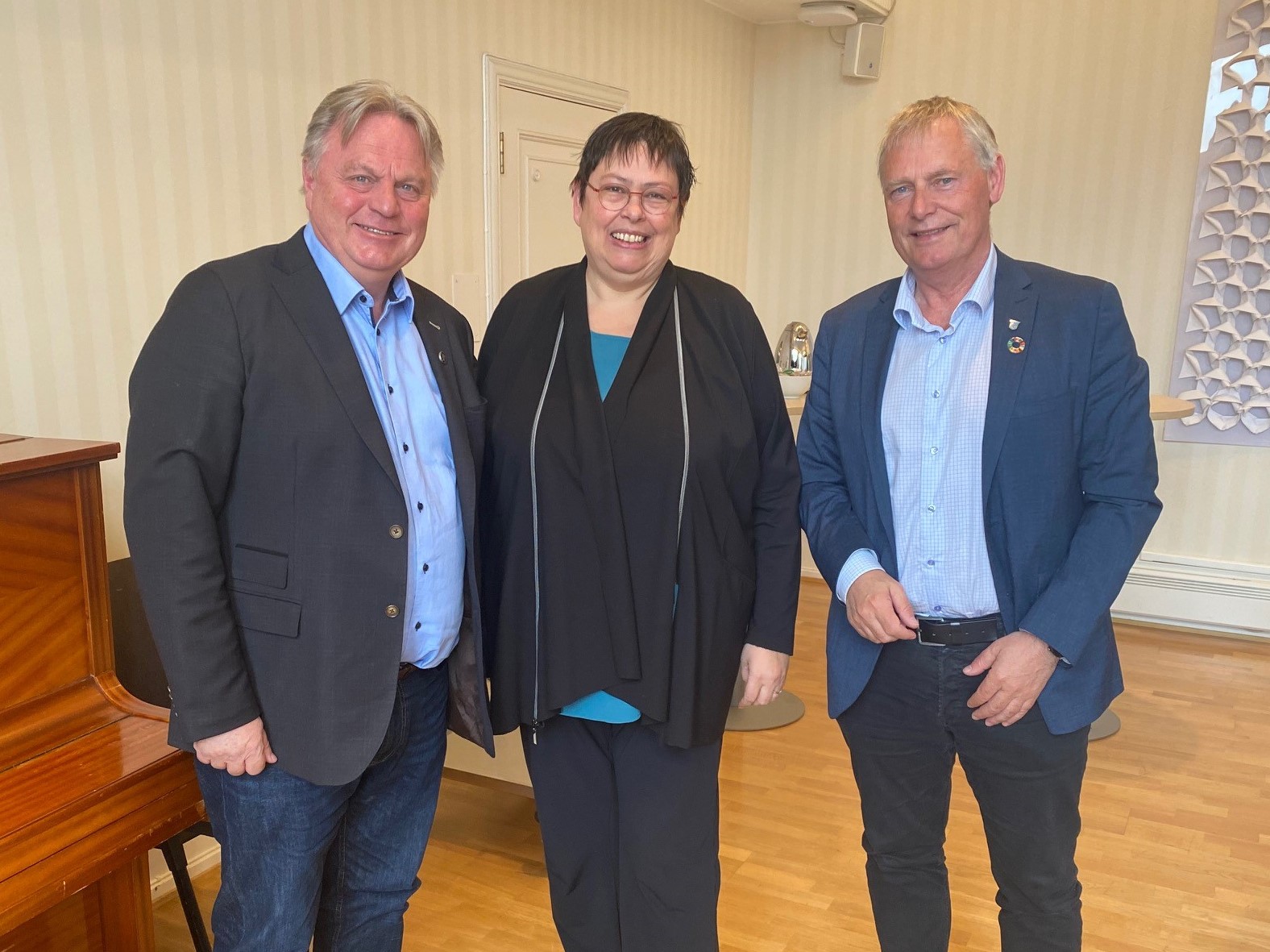 Flere forhold ble drøftet under kommunebesøket i Trondheim i dag. Her seg vi fungerende statsforvalter Øystein Johannessen i samtale med ordfører Rita Ottervik og kommunedirektør Morten Wolden i Trondheim kommune.