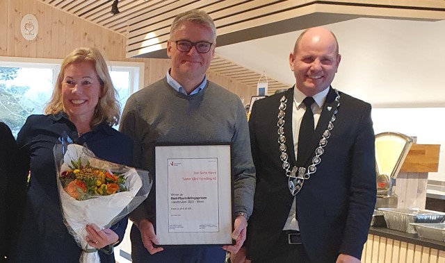 De to prisvinnerne, Ingunn og Johan Anstensrud sammen med Reidar Kaabbel, ordfører i Våler