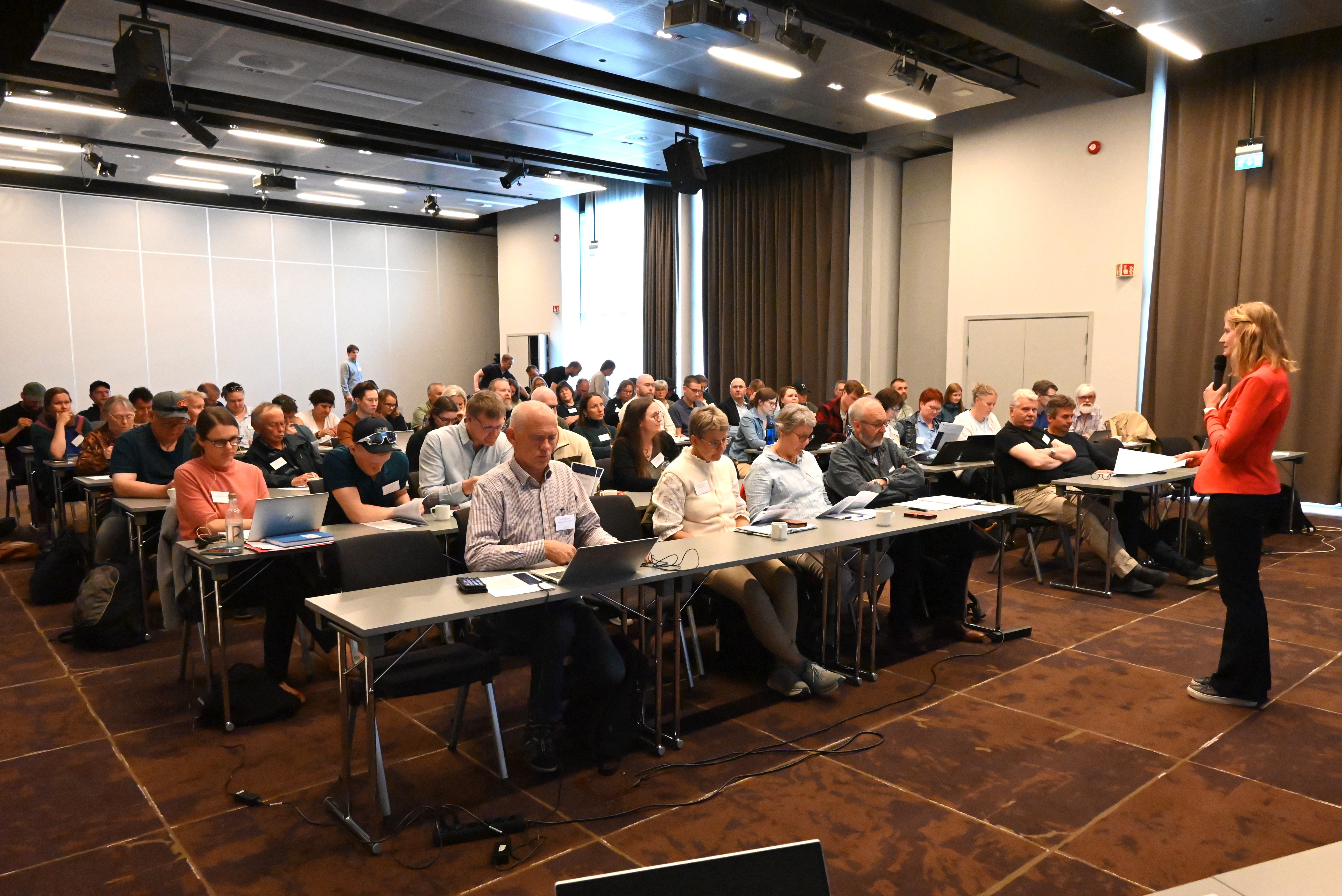 Reindriftsdirektør Siv Merethe Belbo ønsker i overkant av 80 deltakere velkommen til årets konferanse i Stjørdal.