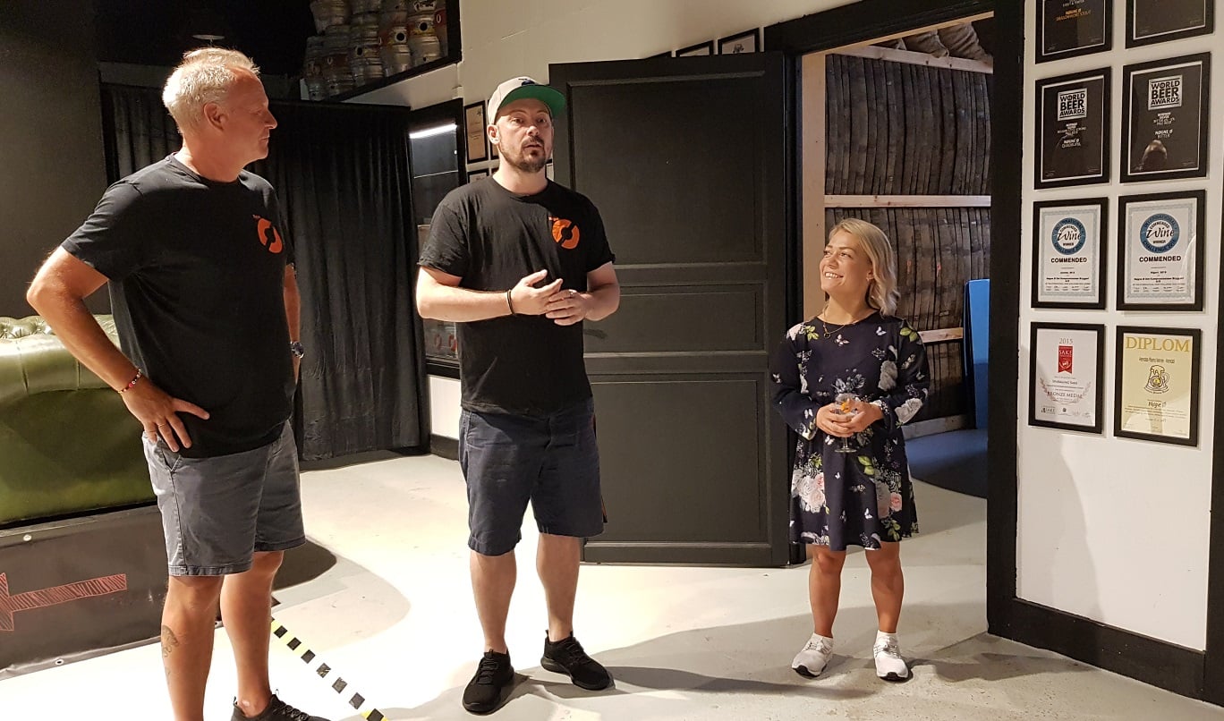 Markedssjef Tom Young (t.v.) og merkevaresjef Martin Houge hos Nøgne Ø fortalte Sandra Borch om bedriftens produksjon og marked.