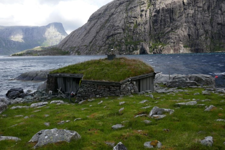 Ved fjorden i Vingen ligg også Vingebu, også kalt Vingen vakthytte, ei kombinert oppsyns- og forskingsbu bygd i 1992. Bua vart freda i 2015 som ein del av landsverneplanen for statlege bygg. 
