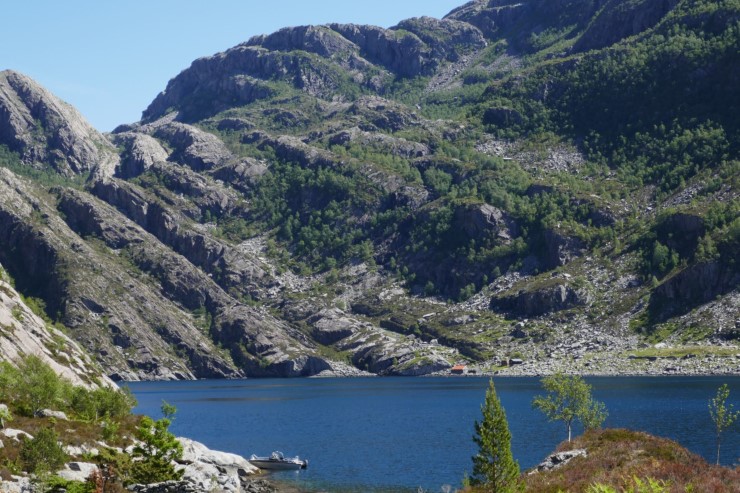 Helleristingane i Vingen vart kjende i Noreg då fjellklatrar og advokat Kristian Bing publiserte funnet av helleristingane i 1912. I området ligg eitt av dei største kjente helleristingsfelta i Norden. Landskapet sin karakter kan ha vore ein av grunnane til at steinalderfolket valde denne staden for helleristingane. 