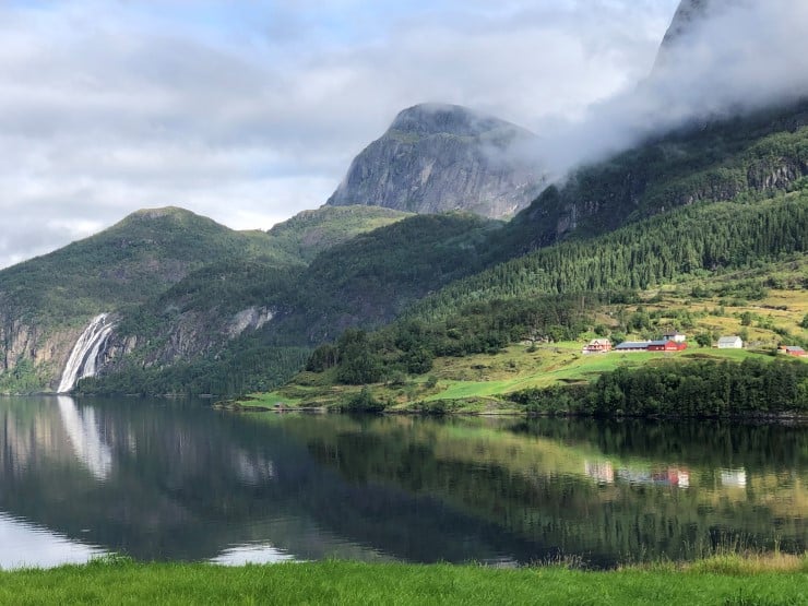 Dalsfjorden ligg i kommunane Sunnfjord, Fjaler og Asvoll og er eit kandidatområde for marint vern. Under overflata finn ein ulike tersklar laga gjennom fleire istider, og her er leveområde til eit spennande artsmangfald. 