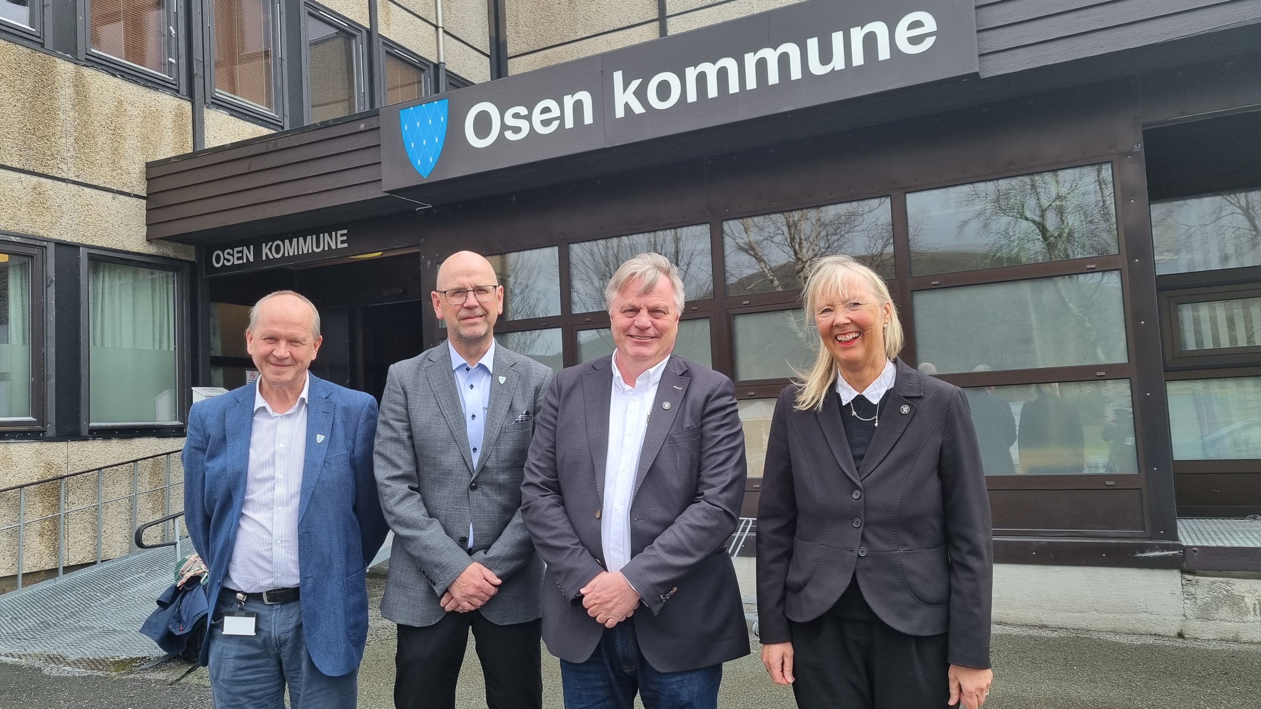 GODT MØTE: Rådmann Roar Leirset, ordfører John Einar Høvik, fungerende Statsforvalter Øystein Johannessen og fung. assisterende Statsforvalter Mari Mogstad utenfor rådhuset i Osen i forbindelse med Statsforvalterens kommunebesøk.