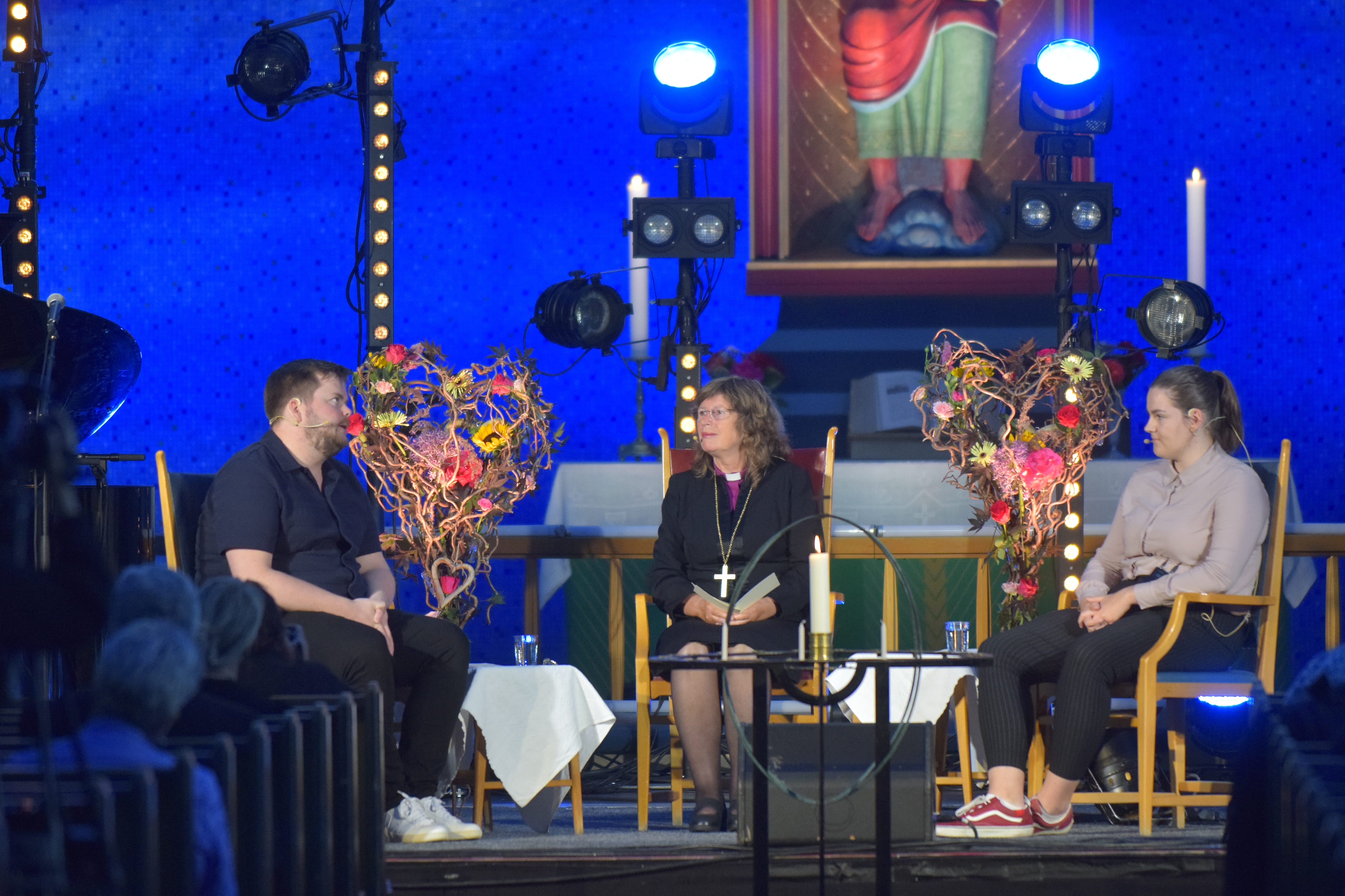 Biskop Ingeborg Midttømme i samtale med Jakob Vorren og Kristina Mari Roald