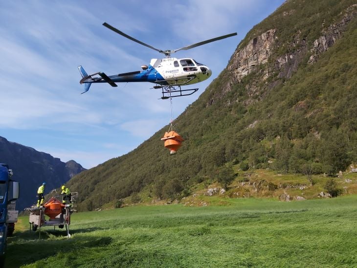Omtrent 60 innsjøer blir kalka i Rogaland. Dette skjer med helikopter eller båt. Her fra Frafjord i Gjesdal. Foto: Ørjan Simonsen/Fylkesmannen i Rogaland