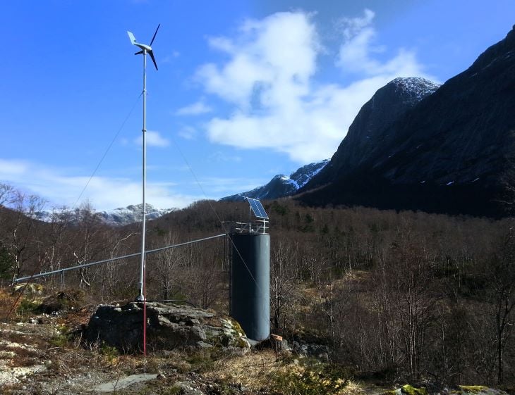 En av de nyeste kalkdosereren i fylket befinner seg i Vinddalen i Sandnes kommune. Denne er med på å bedre forholdene for fisk og småkryp i Espedalselva. Foto: Ørjan Simonsen/Fylkesmannen i Rogaland