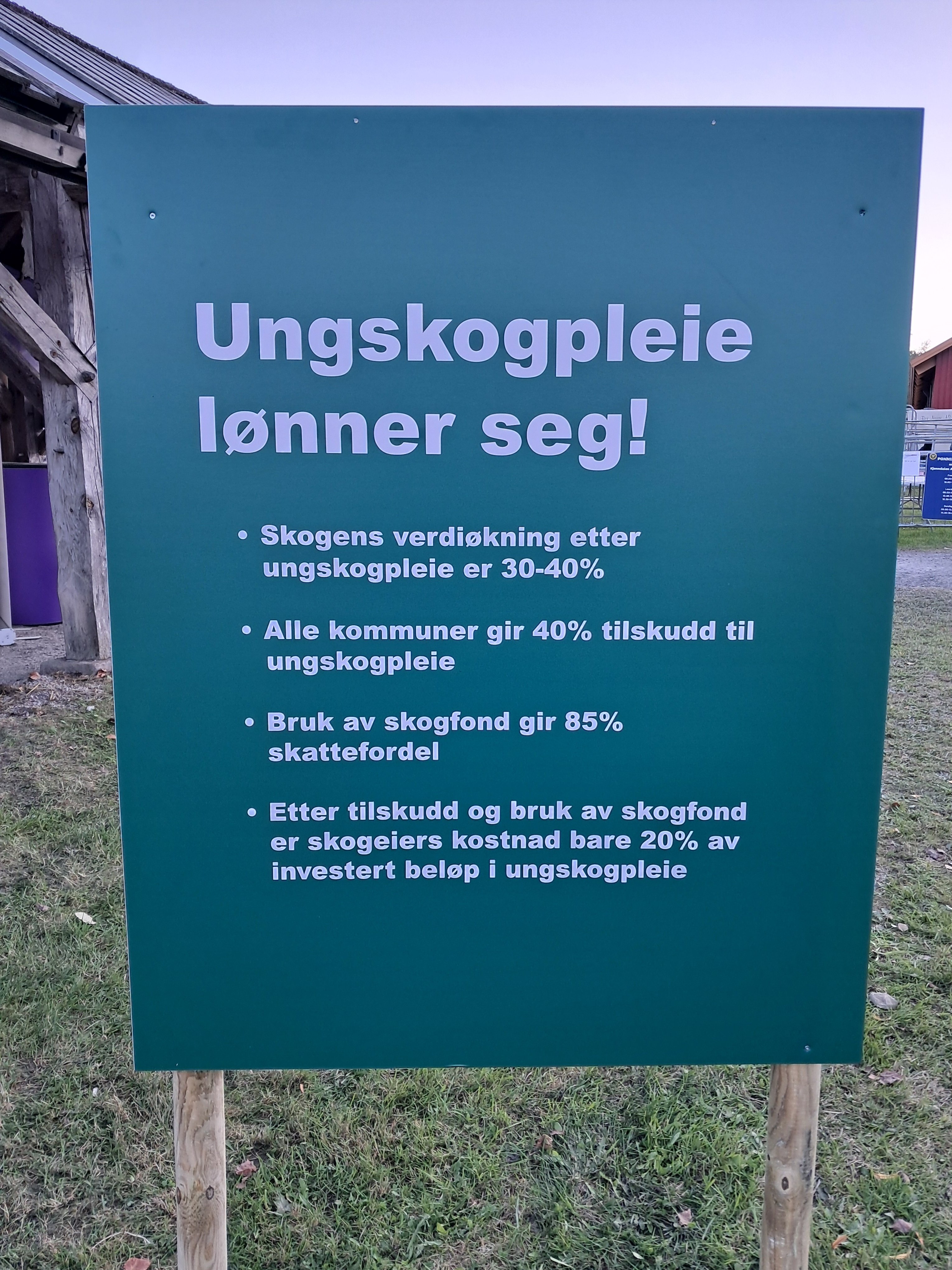 Plakat med skrift hvor det står hvorfor ungskogpleie lønner seg