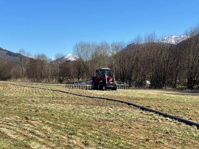 Spreiing av husdyrgjødsel med stripespreiar og slepeslange.