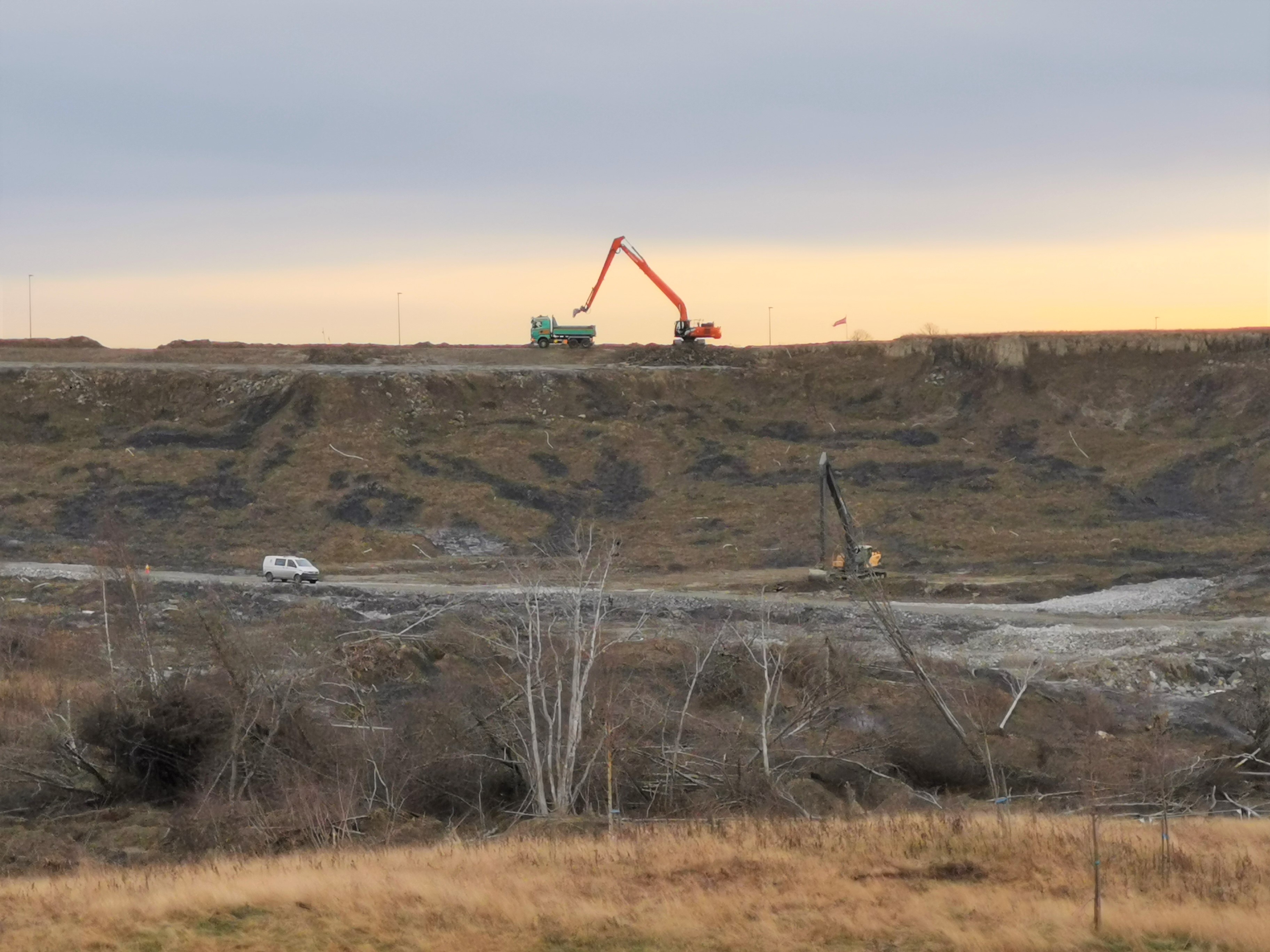 30. desember 2020 gikk et stort kvikkleireskred sør i tettstedet Ask i Gjerdrum kommune. Opprydning og sikring rundt skredkanten pågår nå for fullt. (Foto: Elisabeth Schmidt / Statsforvalteren i Oslo og Viken)