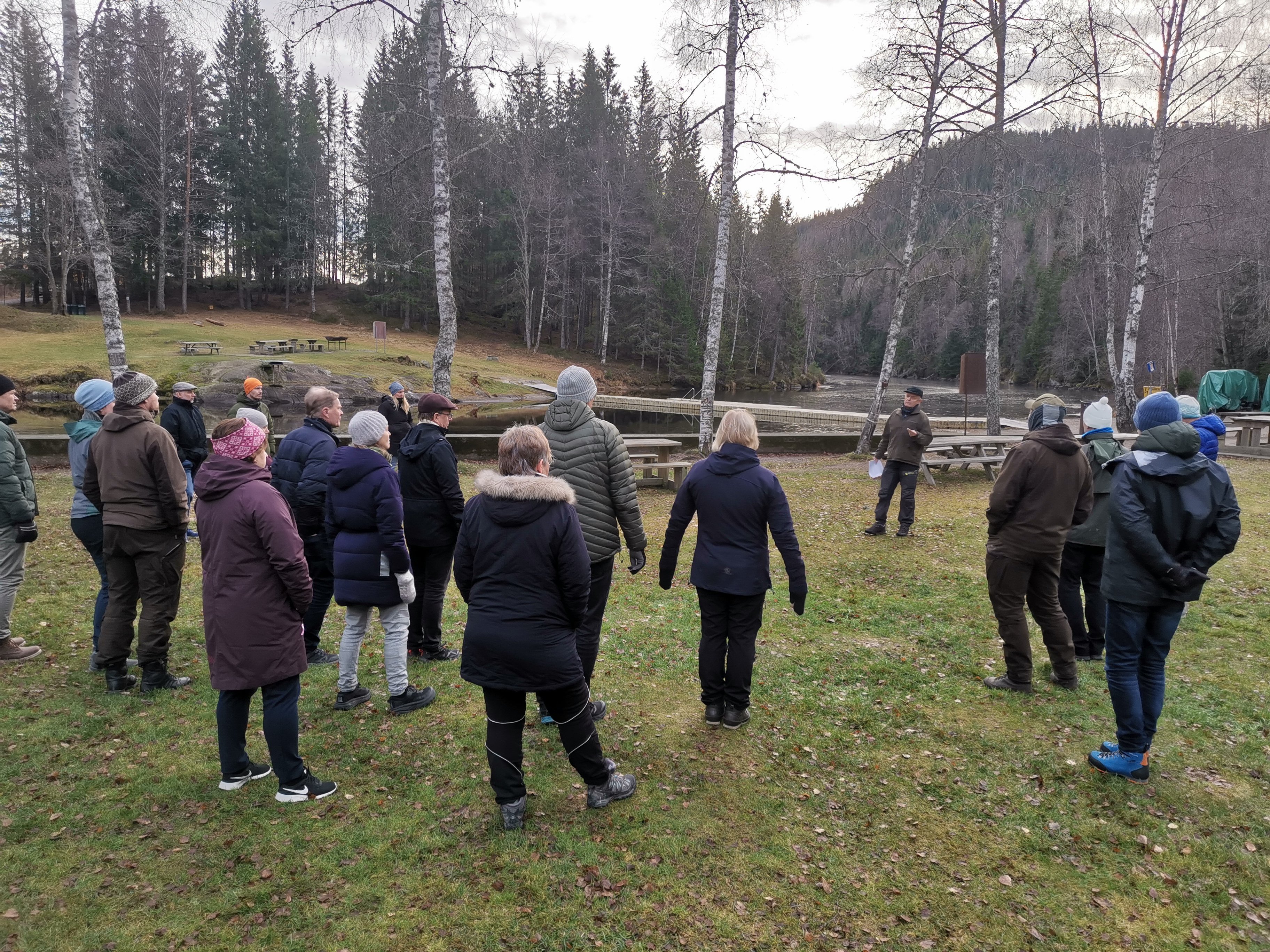 Skogbestyrer Erling Bergsaker orienterer om bynært skogbruk ved Losby Bruk