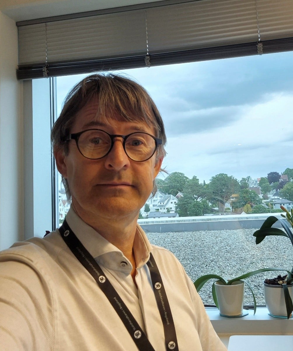Bilde av Harald Berland, tatt av han selv foran et vindu.