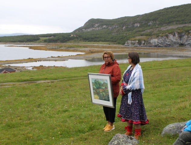 Olaug Bollestad overrekker den nasjonale kulturlandskapsprisen til Mona Henriksen. Foto: C Amundsen Olaug Bollestad overrekker den nasjonale kulturlandskapsprisen til Mona Henriksen. Foto: C Amundsen