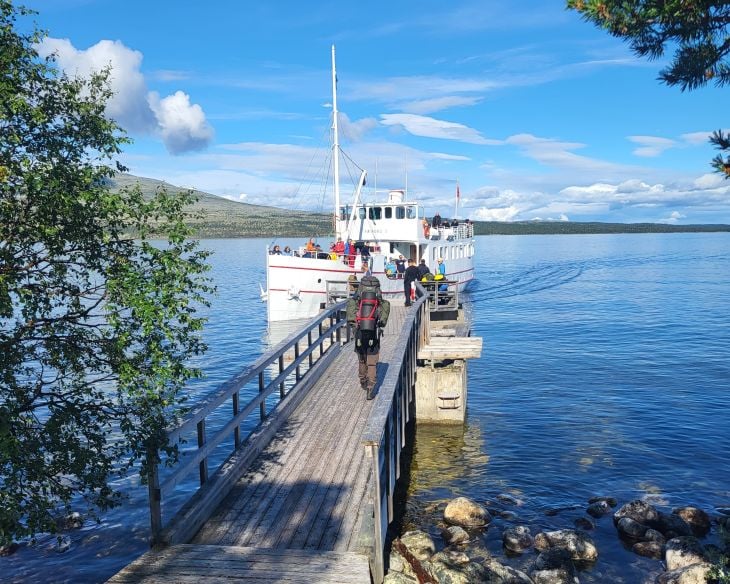 Rutebåt ved brygge