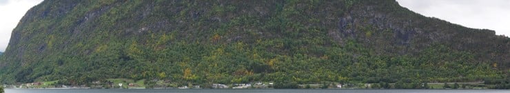 Grunneigarane langs Loftesnes har tilbydd store delar av det bratte partiet på biletet til frivillig skogvern. Området strekk seg frå kraftlinja og opp mot fjellet. Biletet er teke i september, der ein ser enkelte stader med gran mellom lauvtrea. 
