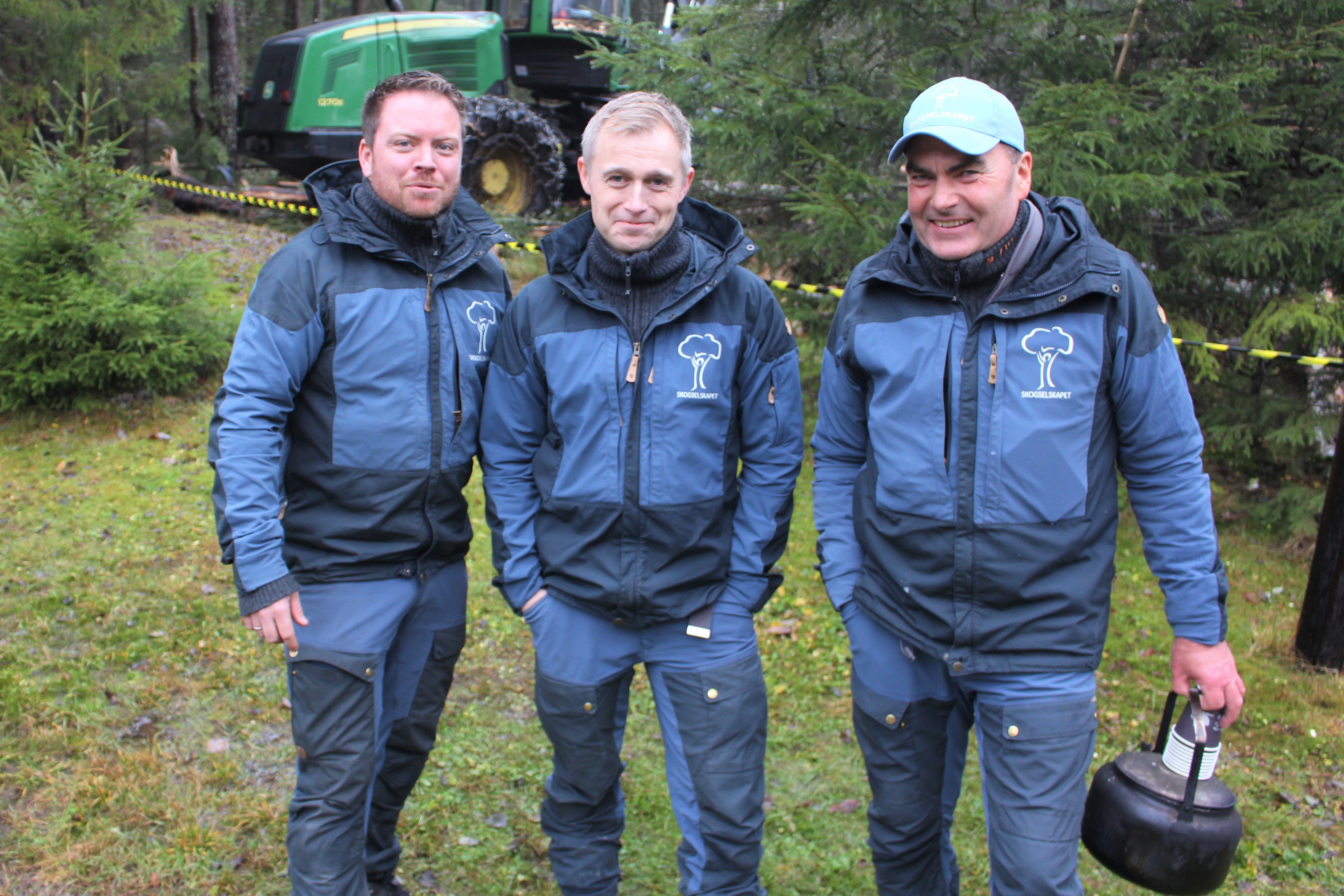 Karl Henrik Berke, Ole-Christian Løchen og Øyvind Ringstad fra Skogselskapet sørget for varm servering og god stemning rundt bålet gjennom hele dagen. 