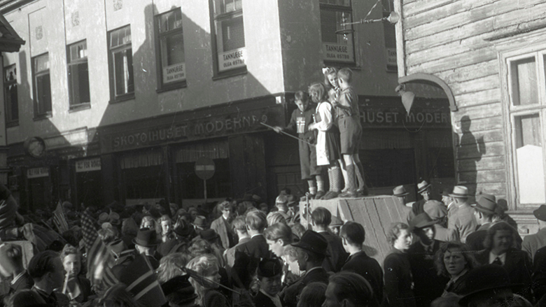 Bildet viser glade mennesker som feirer frigjøringen i mai 1945 i gatene i Stavanger