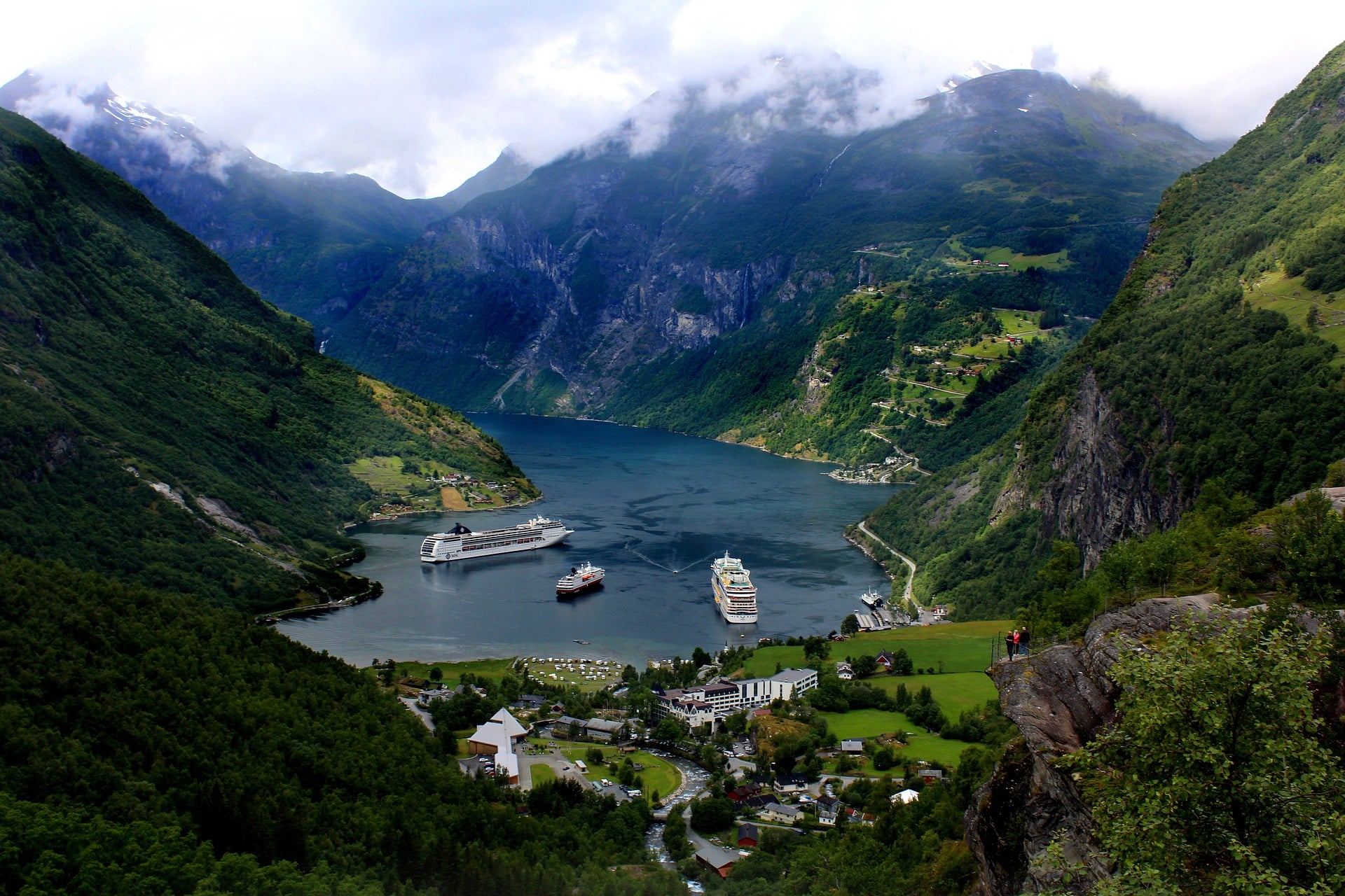 Både Fjord og Stranda kommune tek del i prosjektet. Dei må ha både turisme, næringsliv, verdsarv, naturvern, ras og flodbølge i tankane når dei forvaltar sine areal. 