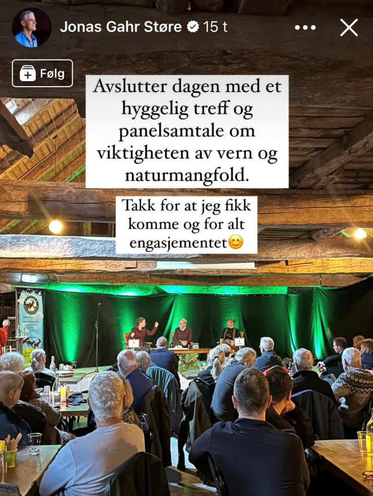 tre menneskje på scena framfor masse publikum som ser på 