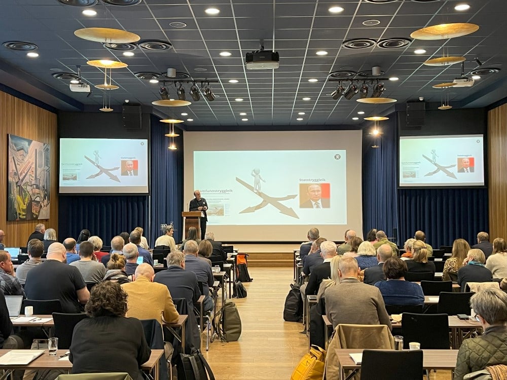 Mennesker i auditorium. 