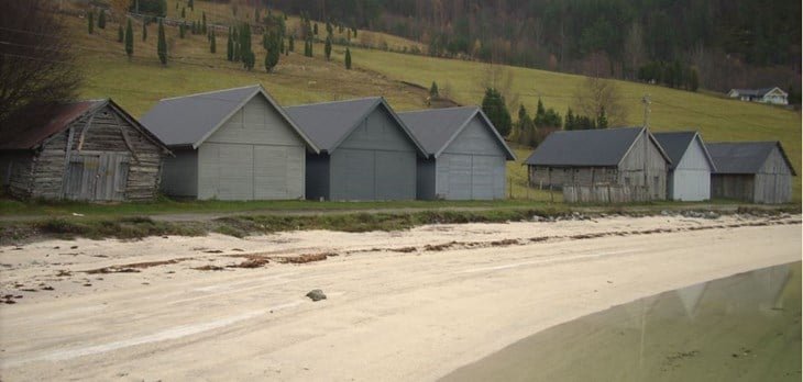 Bilete av fleire naust i rekke, frå Eide i Sogndal kommune. 