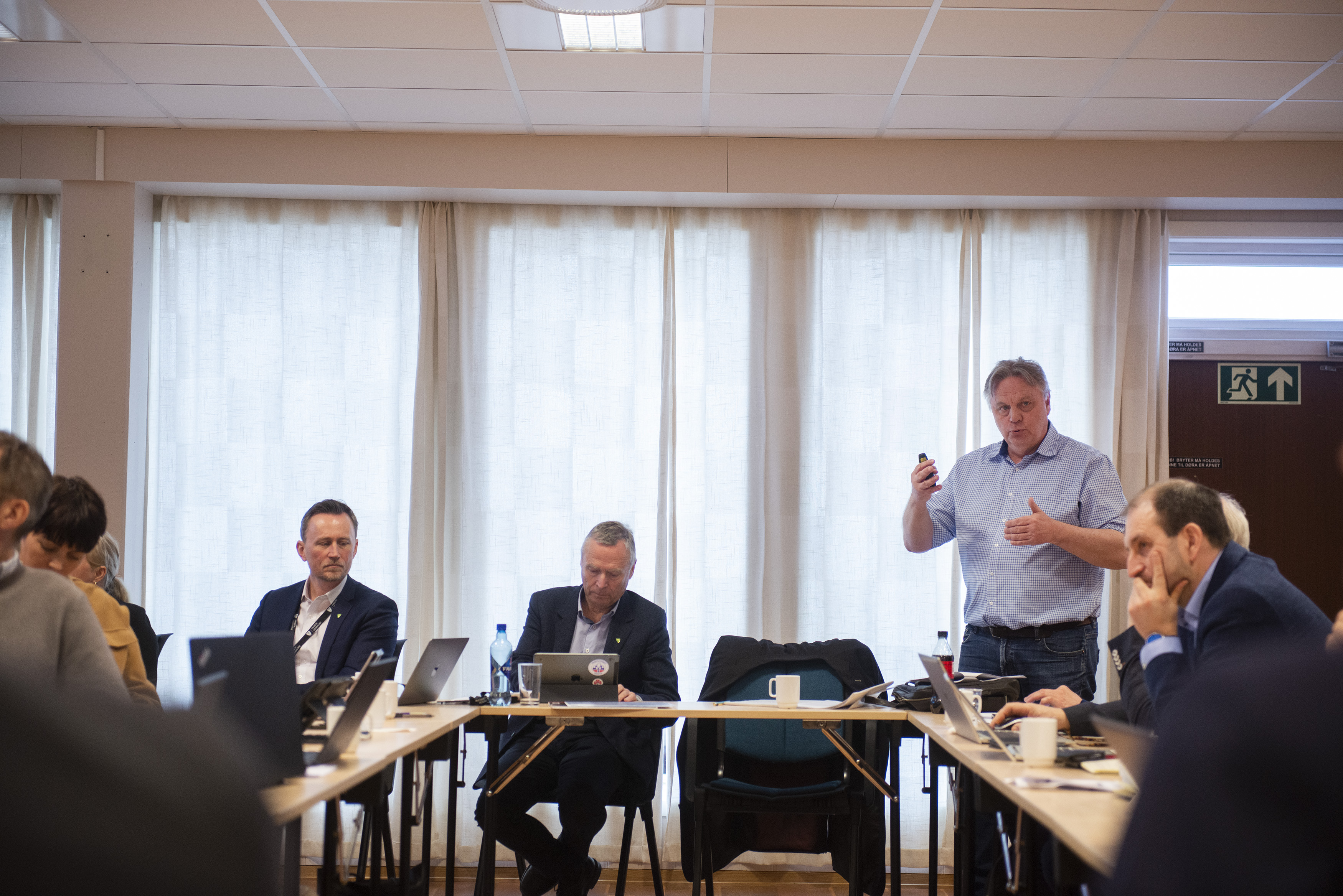 Fungerende Statsforvalter Øystein Johannessen innledet møtet mellom Frosta kommunes ledelse og Statsforvalterens ledergruppe. Etter møtet fikk kommunen mye ros for å ha satt i gang et omfattende arbeid for å bedre kommunens økonomi, utvikle mer helhetlige tjenester, samt bli bedre på plan og byggesaksområdet. Til høyre sitter kommunedirektør Endre Skjervø, og i midten er ordfører Frode Revhaug (H).