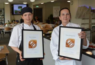 Christina Vang Olsen, Dønna barne- og ungdomsskoles kantine, og Mona Vang Olsen, Dønna omsorgssenter. Christina Vang Olsen, Dønna barne- og ungdomsskoles kantine, og Mona Vang Olsen, Dønna omsorgssenter.