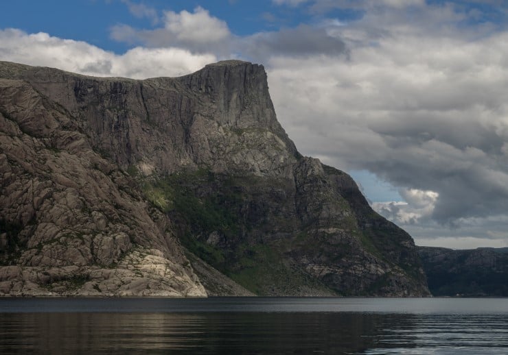Hornelen går for å vere den høgaste sjøklippa i Nord-Europa, og er eit markant landemerke i Bremanger og omlandet rundt. Her er Hornelen sett frå Frøysjøen. 