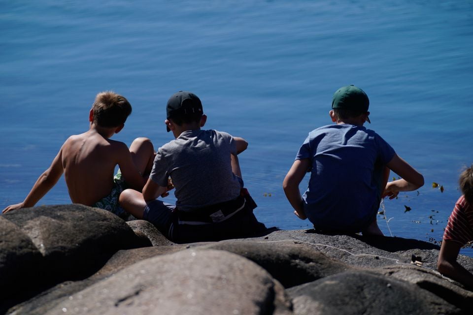 Bilde av tre barn som leker ved sjøen