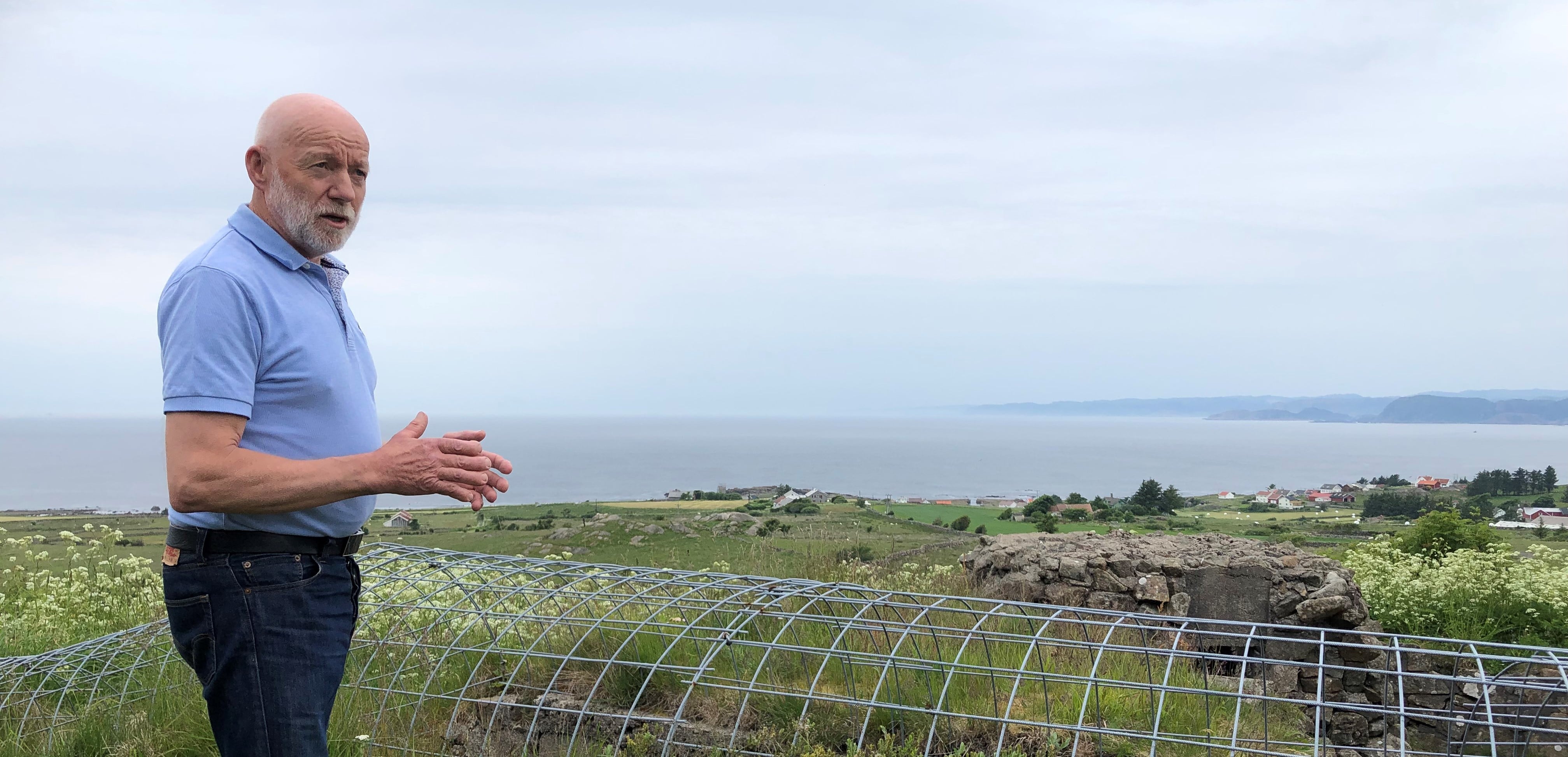 Reinert Kjølleberg med utsikt over kulturlandskapet sitt på Vest-Lista.