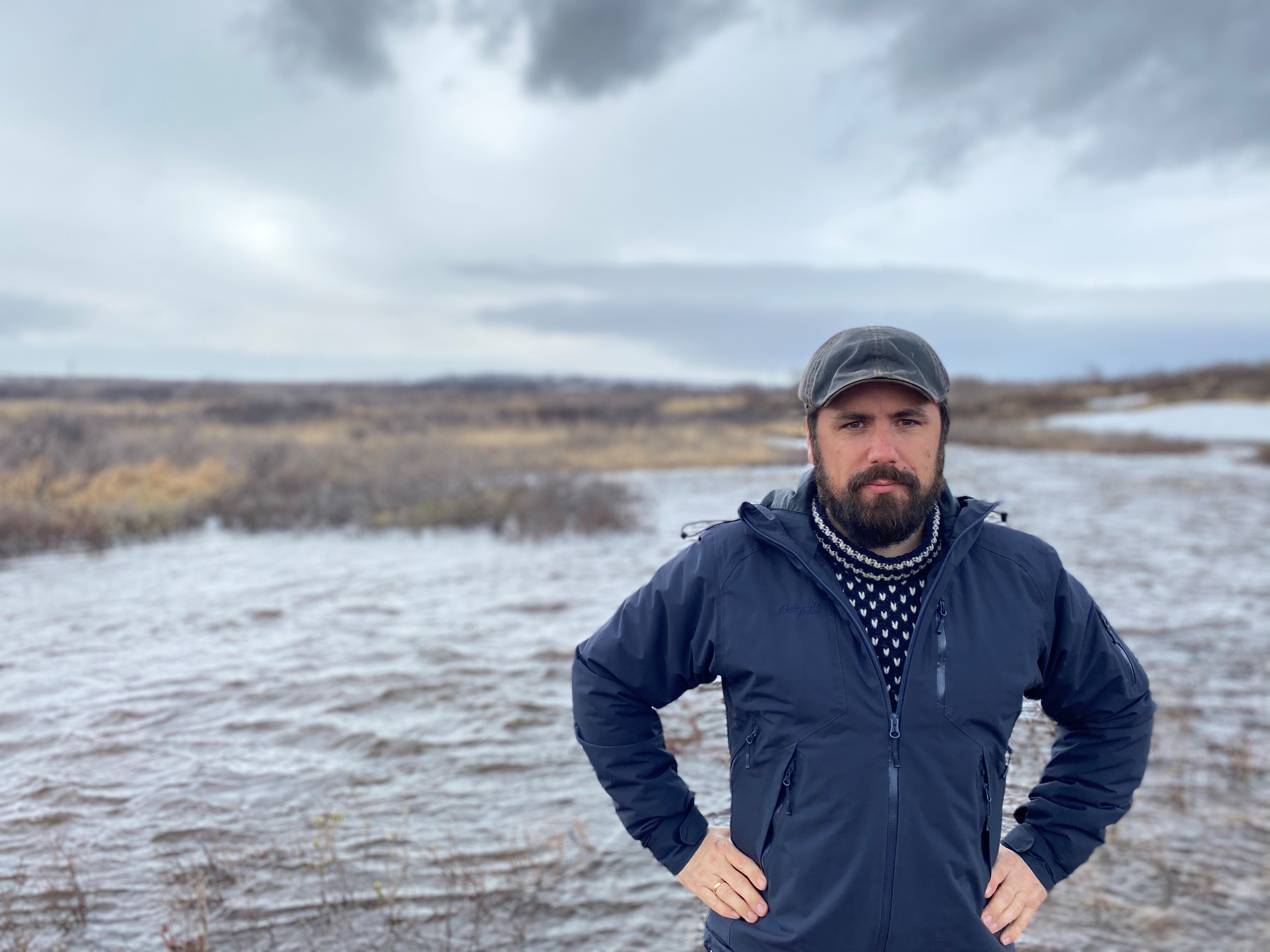 Eirik Frøiland, fiskerforvalter hos Statsforvalteren i Troms og Finnmark, jobber mot at pukkellaksen skal få etablere seg i norske elver.