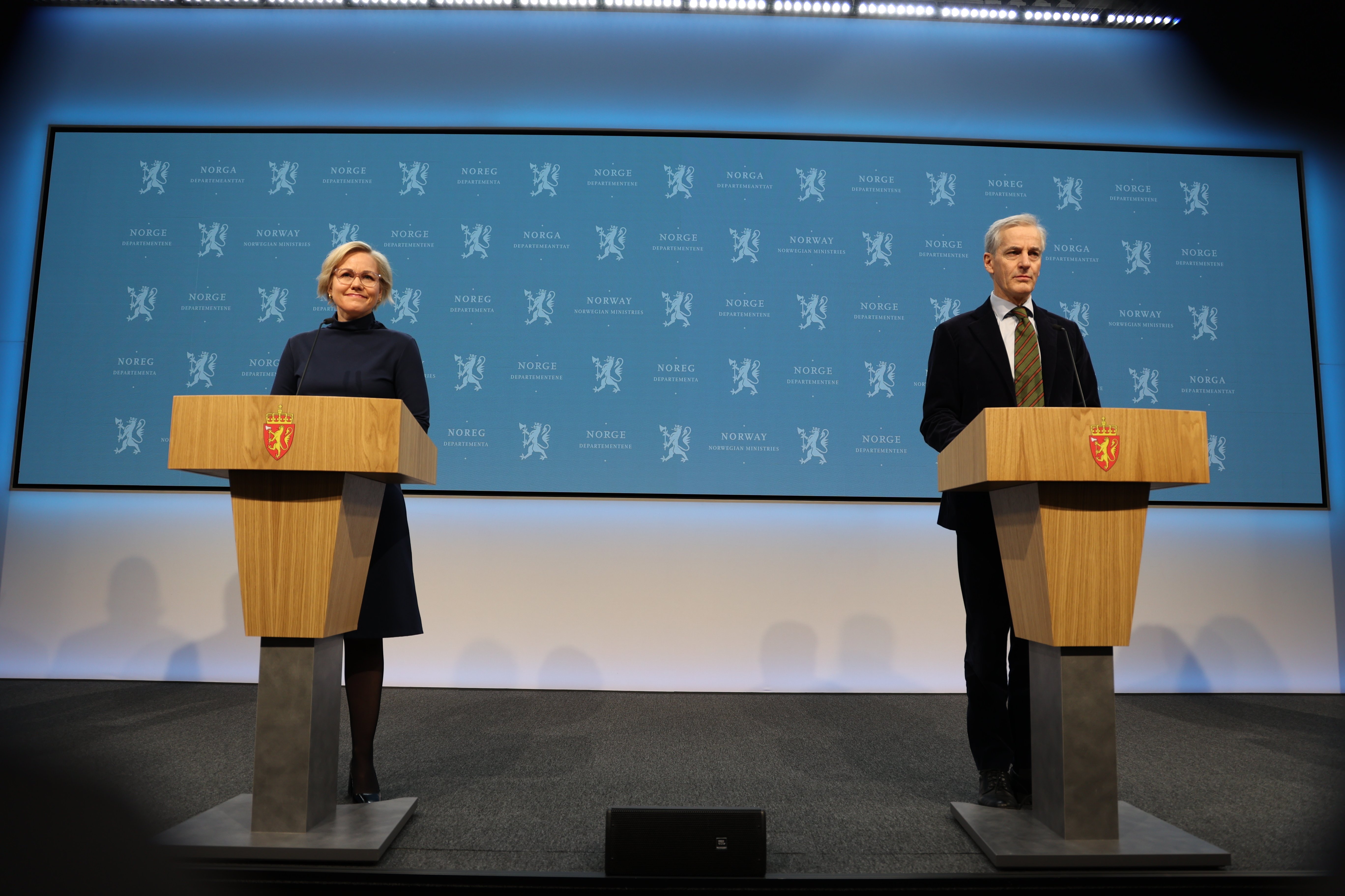 Helse- og omsorgsminister Ingvild Kjerkol og statsminister Jonas Gahr Støre under pressekonferansen 12. februar 2022.