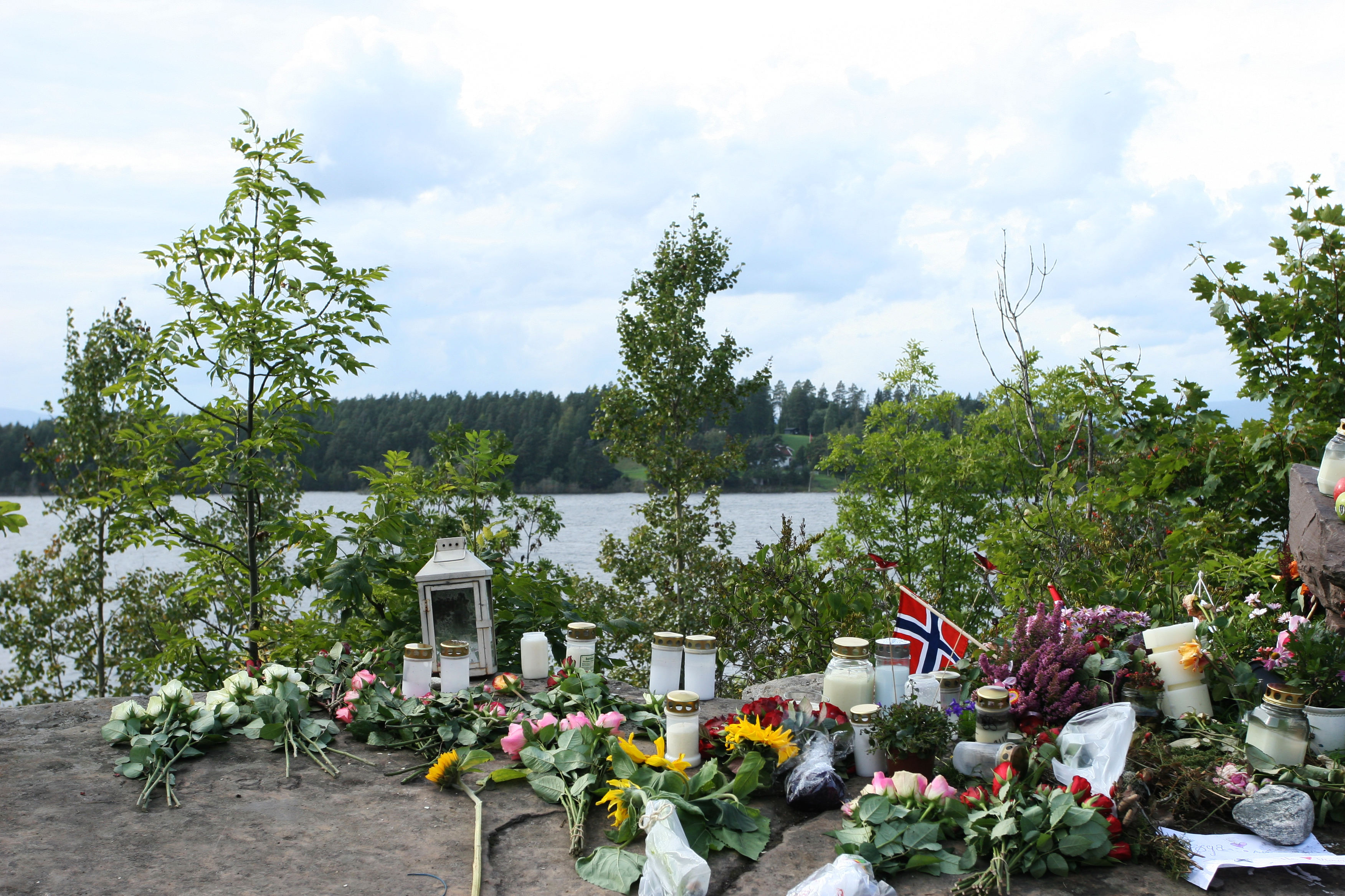 Saman med  Støttegruppa 22. juli Nordvest, fylkesordførar, AUF og biskopen i Møre har statsforvaltaren lagt planer for ei markering i Molde Domkirke kl.12.00-13-00, 22. juli 2021. 