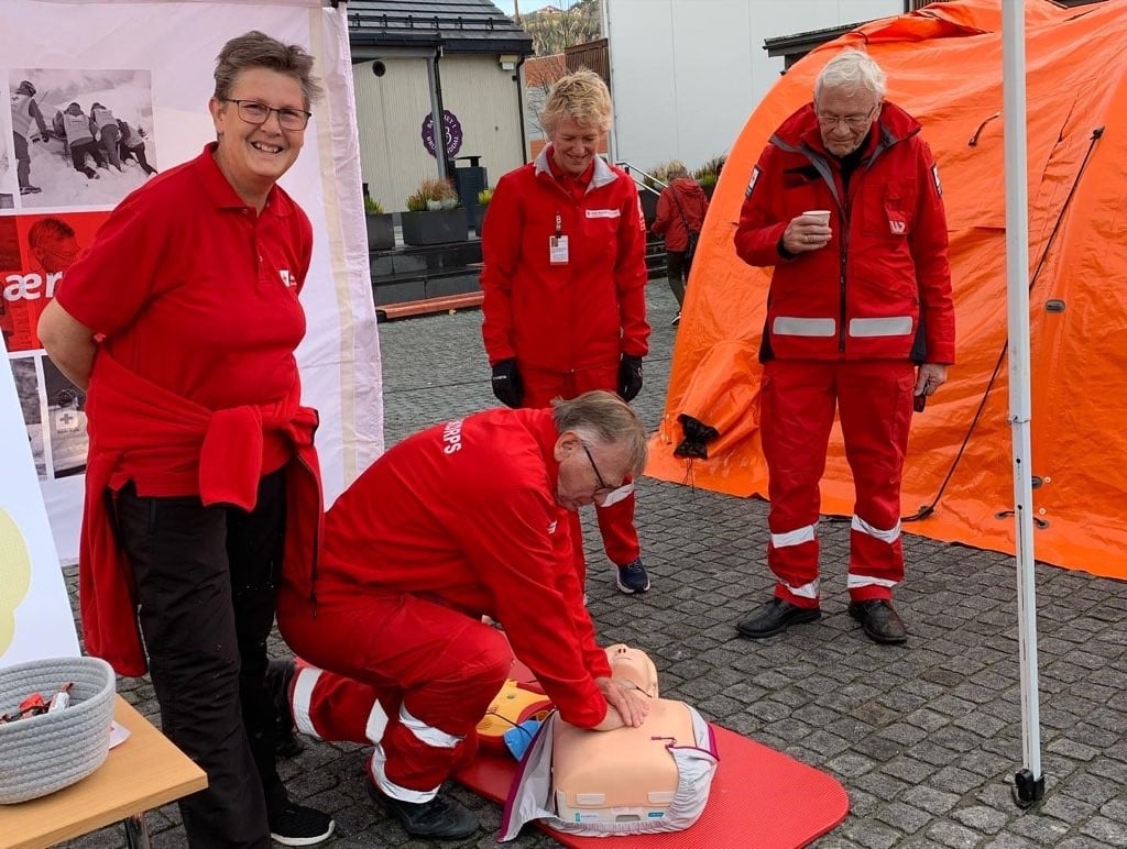 Mennesker som demonstrerer hjerte-lunge redning