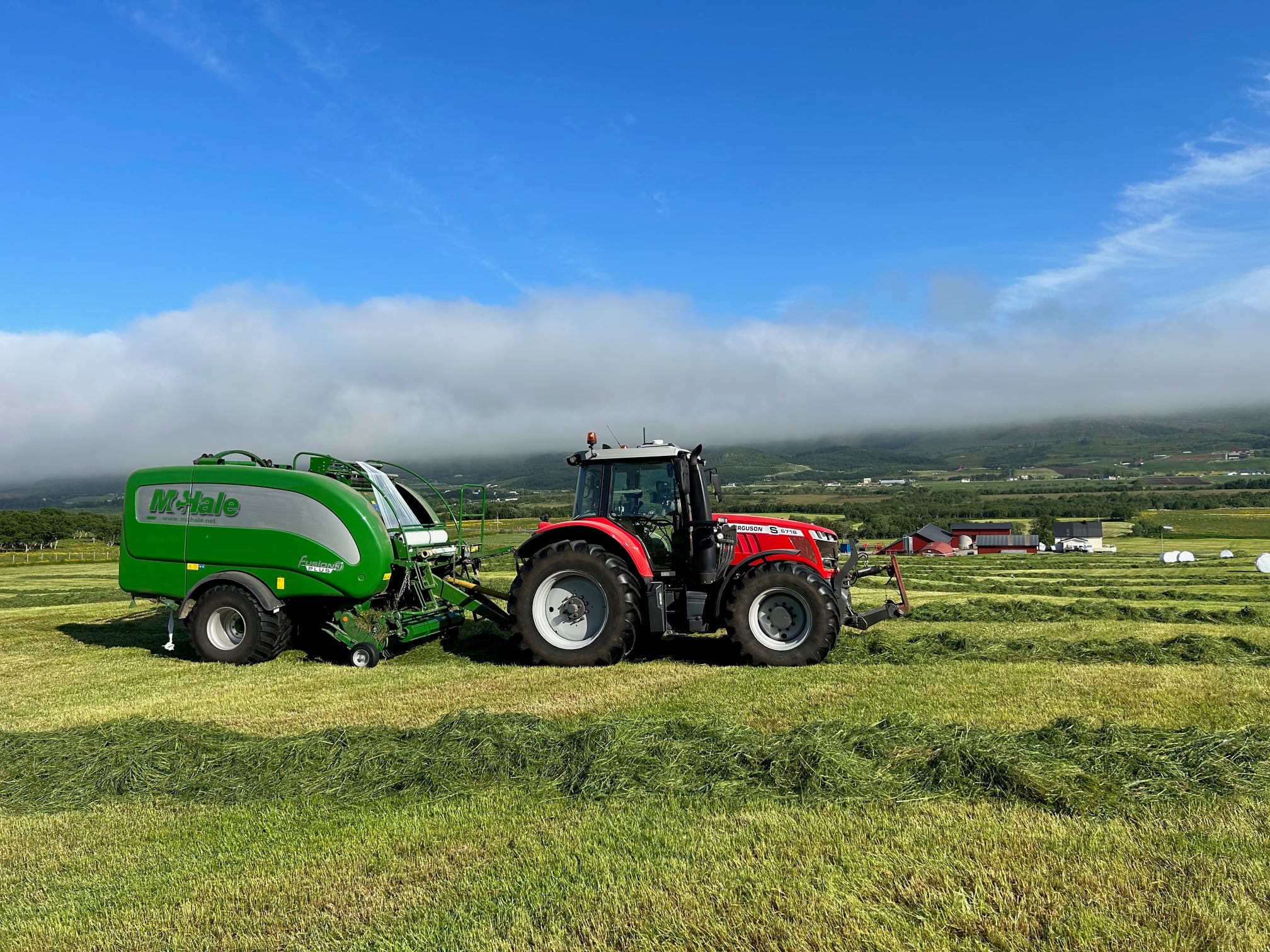 Traktor med rundballepresse