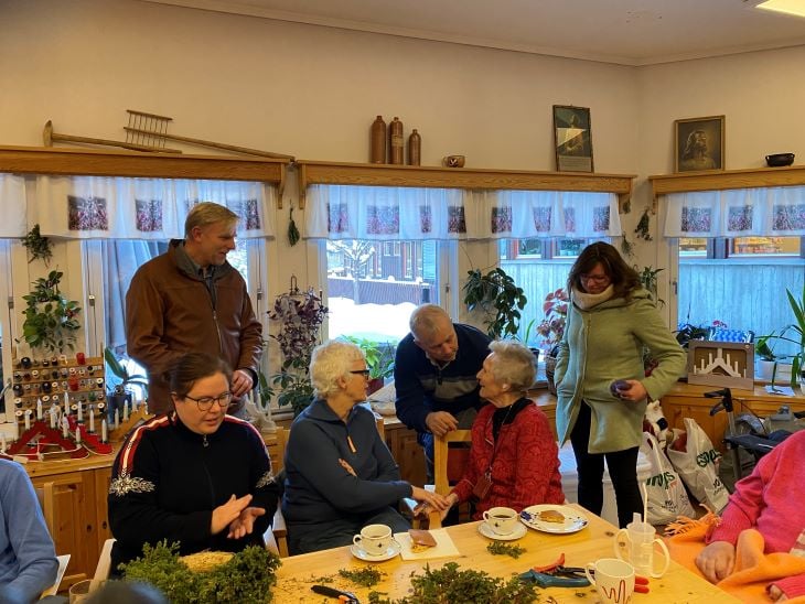 Mennesker inne på en aldershjem