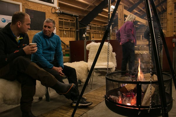 Jon Georg Dale og Hilmar Kleppe ved bålpanna Jon Georg Dale og Hilmar Kleppe ved bålpanna i sauefjøset