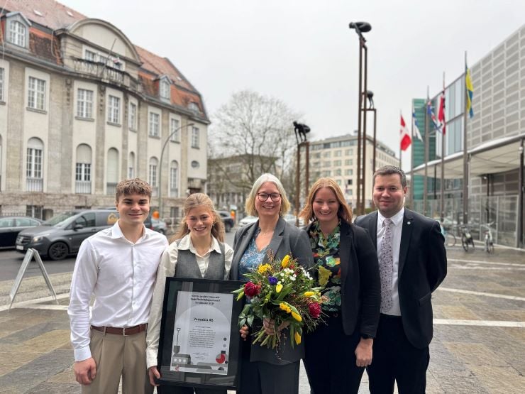 Bilde av Emil Lunde Barman, Ylva Lunde Barman, Renate Lunde og Hilde Lunde i lag med Landbruks- og matminister Geir Pollestad. 