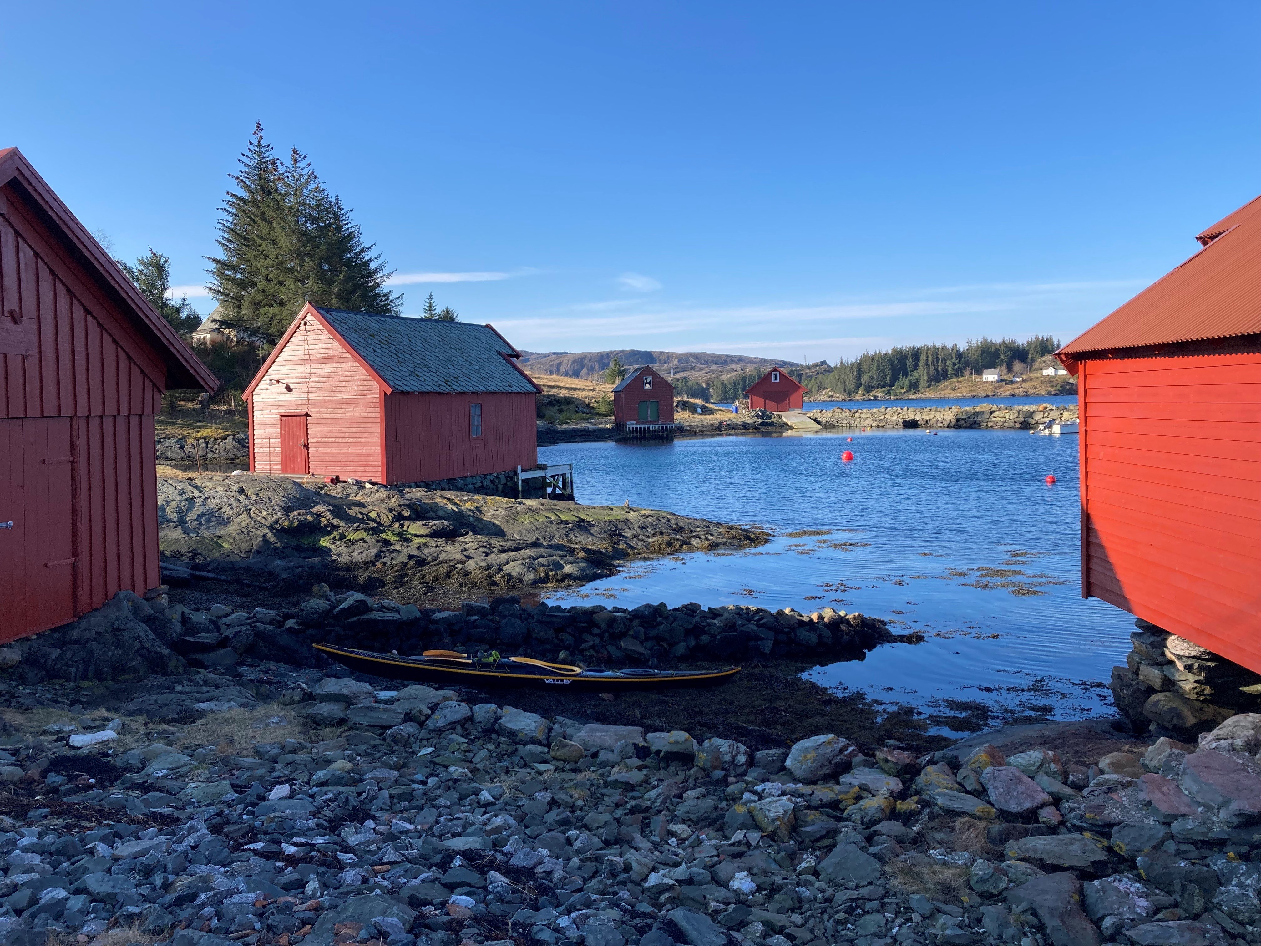 Raude naust i fjæresteinane. 