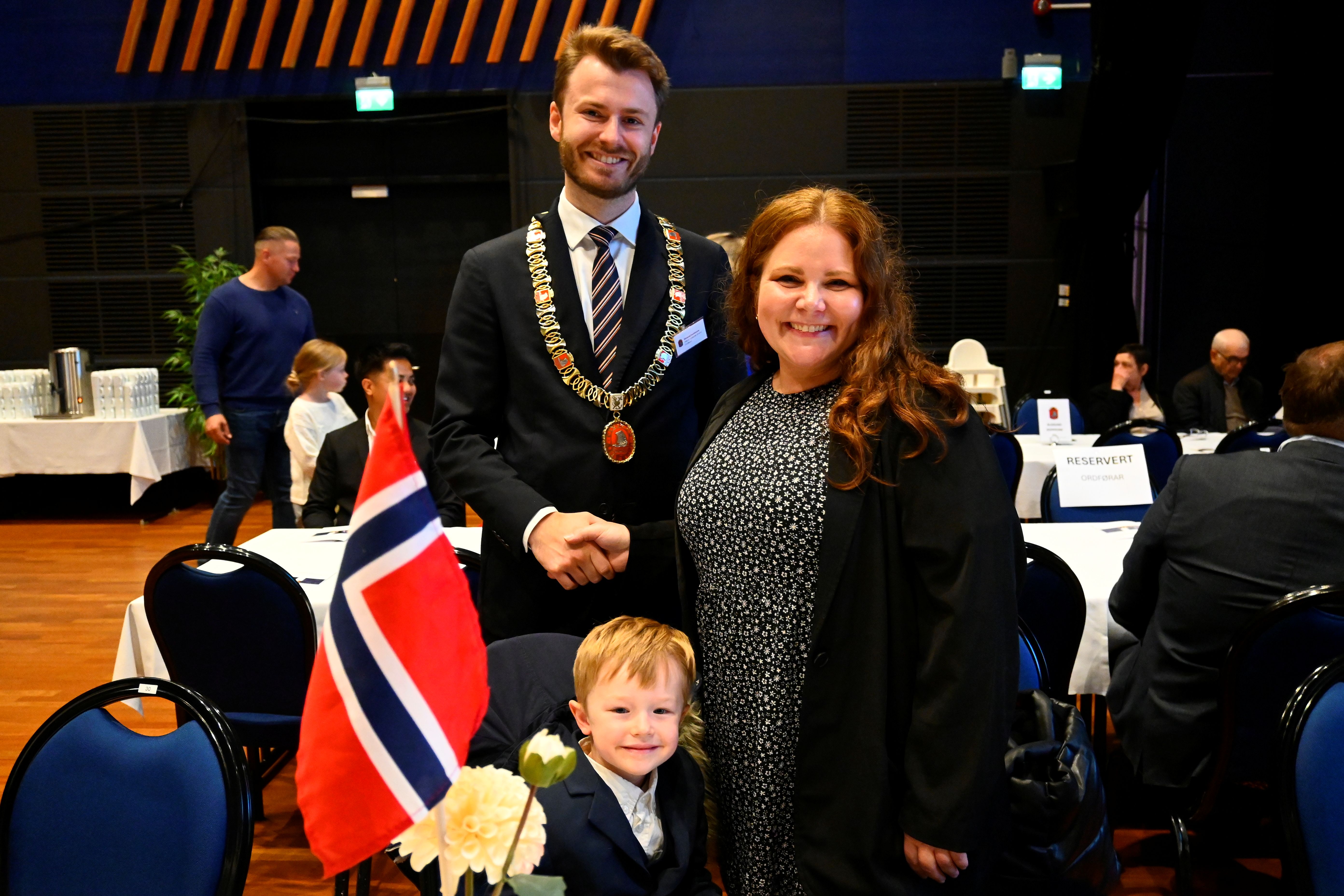 Robert og Kristen i lag med ordførar, ved bordene. 