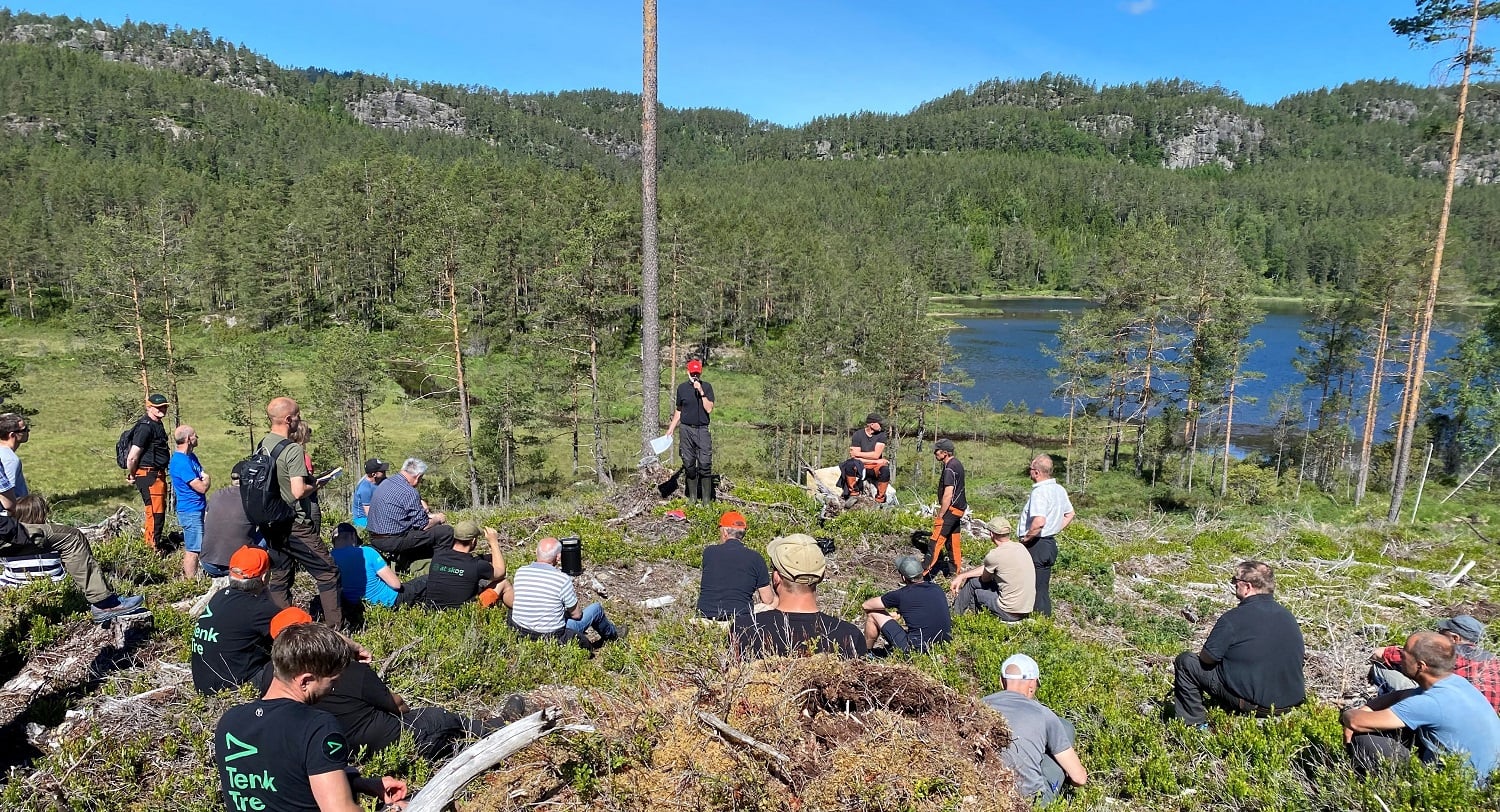 Pål Alfred Larsen fra Statsforvalterens miljøvernavdeling orienterer om kantsoner. Aktuell kantsone i bakgrunnen. 