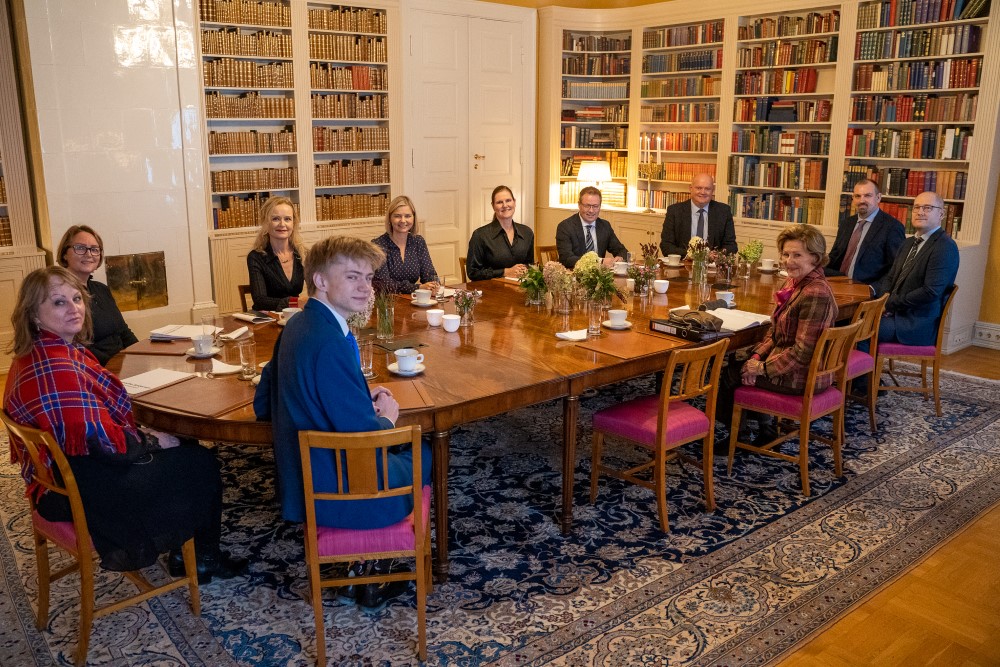 Statsråd Guri Melby og juryen i Dronning Sonjas skolepris presenterte årets prisvinner under en audiens på Slottet tidligere i høst.