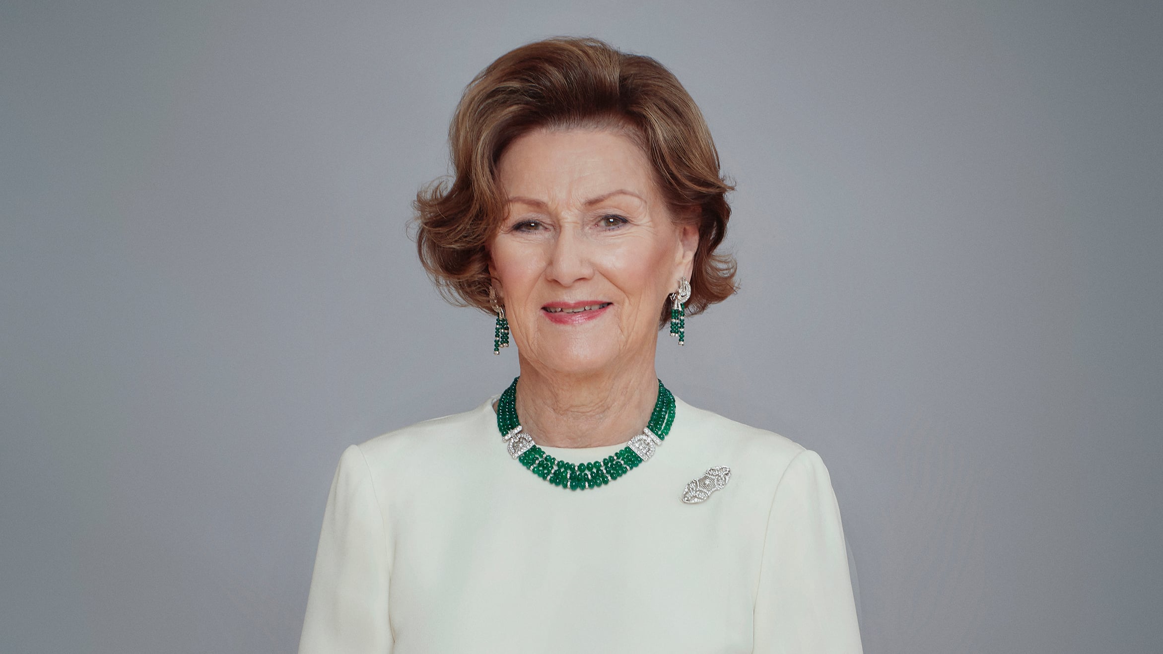 Portrettbilde av eldre kvinne i kjole.