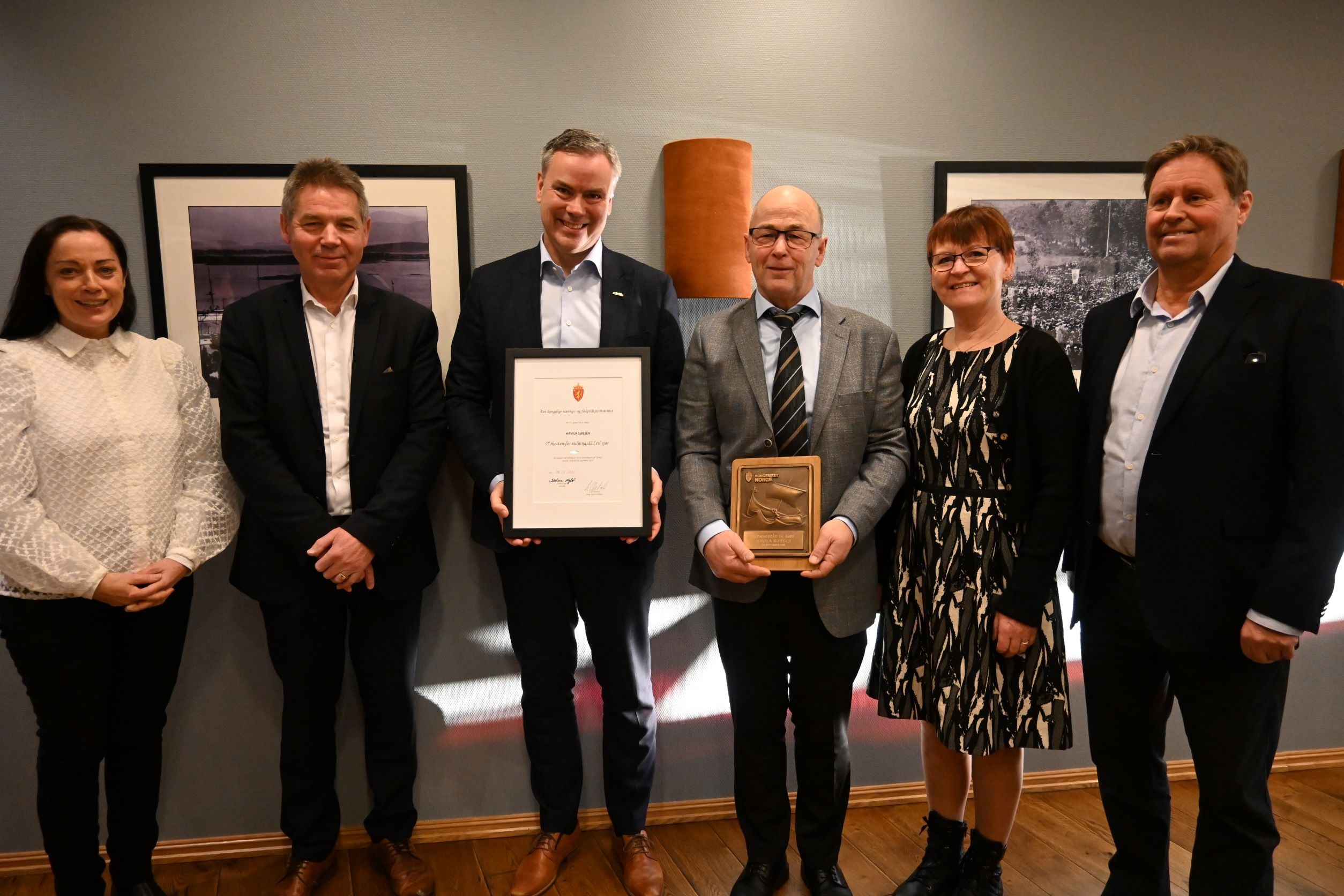 Frå venstre: Statsforvaltar Else-May Norderhus, CTO Sven Rune Smådal, CEO Njål Sævik, kaptein Inge Eriksen, Marit Eriksen og COO Runar Smådal.
