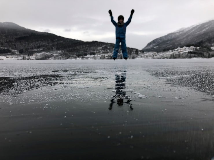 Ferdsel på islagde vatn er ein del av allemannsretten i Noreg, og det er mange som nyter vinteren i Vestland desse dagar. Sjekk dei lokale isforholda på Varsom.no