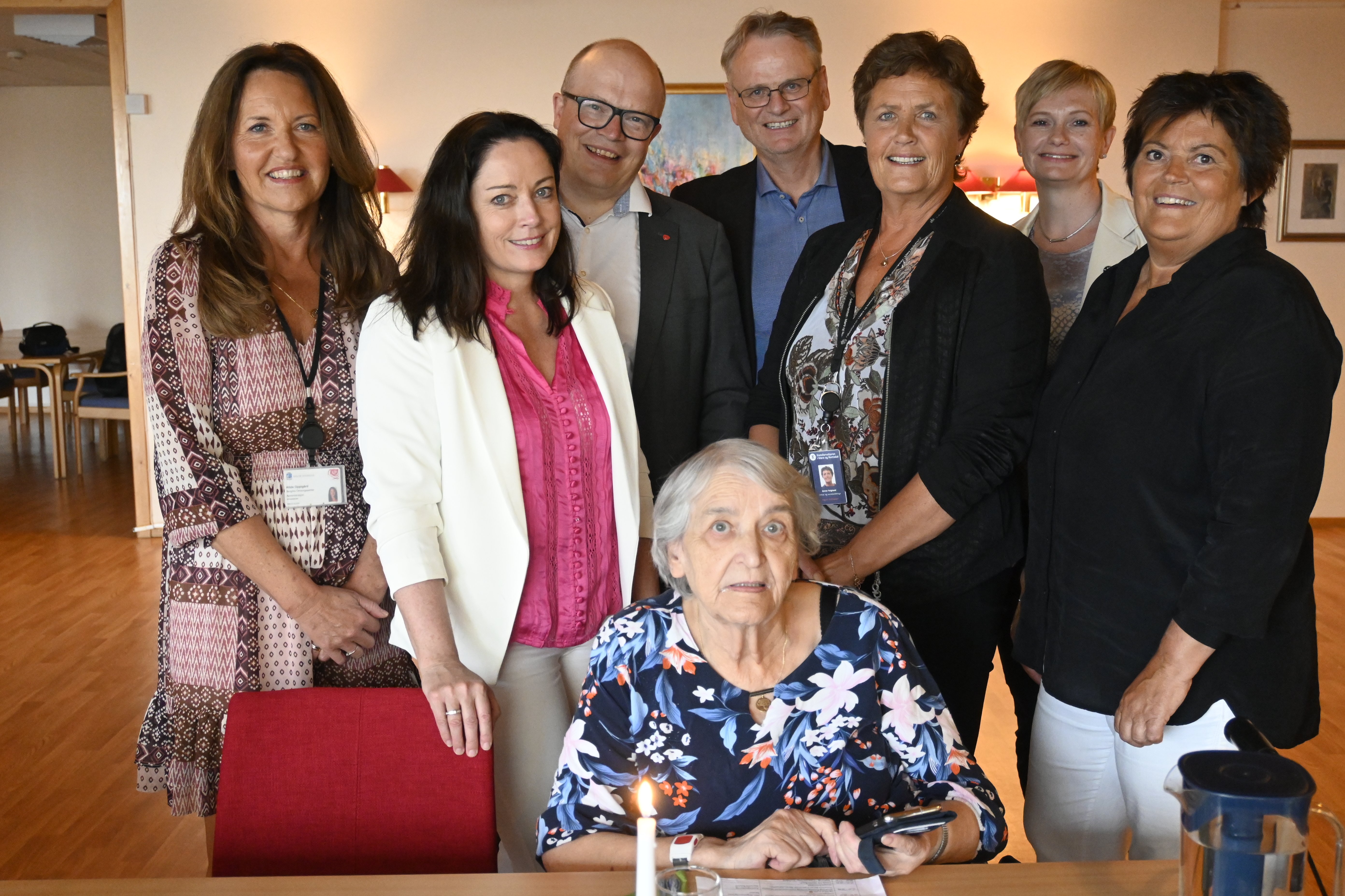 Bak f.v. Hilde Oppigård (einingsleiar for Kirkebakken og Bergmo omsorgssenter i Molde kommune), Else-May Norderhus (statsforvaltar), Per Vidar Kjølmoen (stortingsrepresentant, ap), Frank Madsøy (direktør landbruksavdelinga), Grete Teigland (direktør helse- og sosialavdelinga), Brit Kari Eidseflot Hauger (assisterande landbruksdirektør) og Greta Irene Hanset (seniorrådgjevar hos statsforvaltaren). Fremst på biletet: Signe Indergård, beburar ved omsorgssenteret. Ho fekk teste ut maten som Matgledekorpset serverte. 